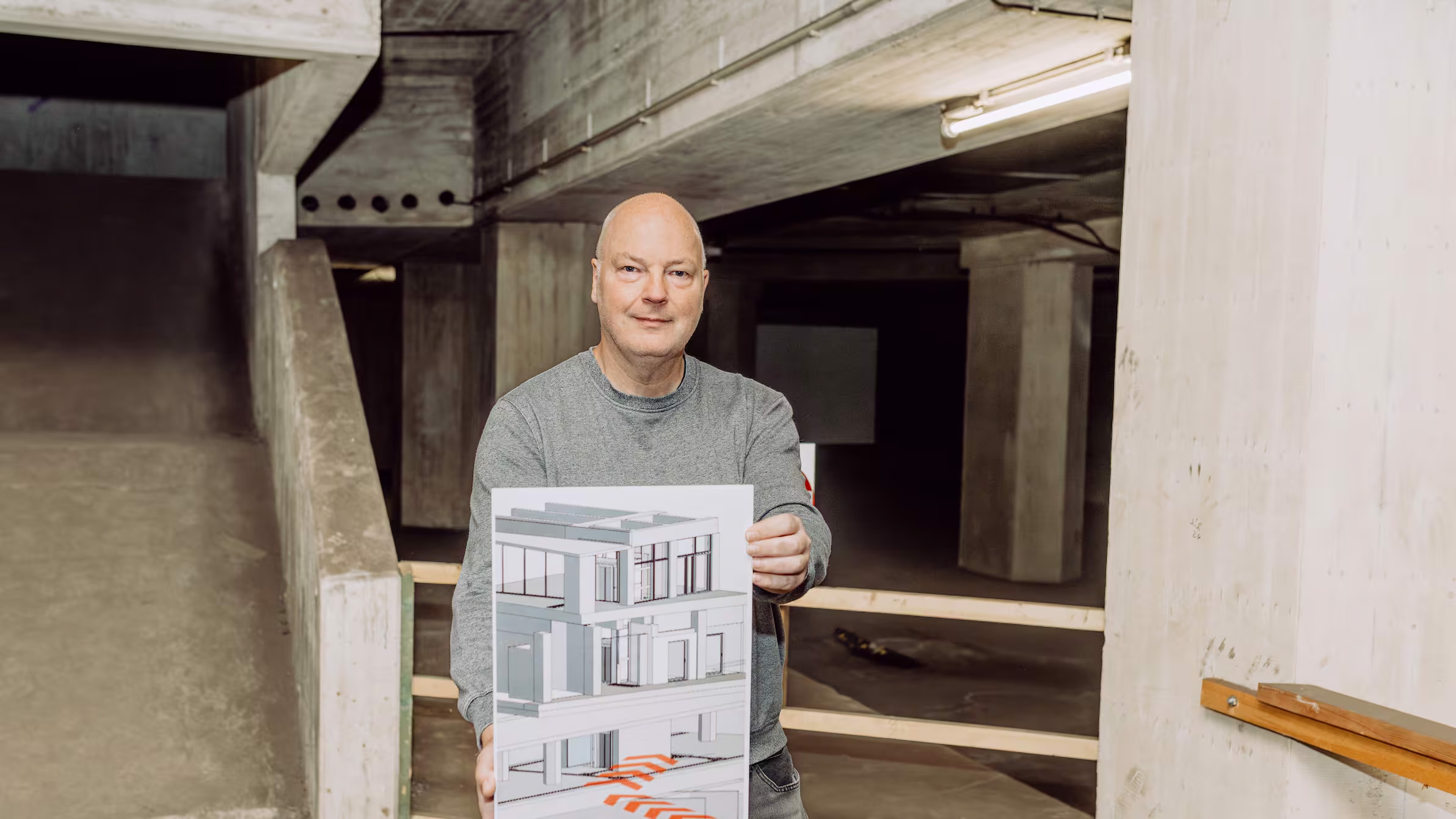 Jens Pielawa (PDT) am Ort der Planung in der „Geisterstation”. Die links abgebildete Treppe würde nach halber Höhe und dem Knick nach rechts zum A/B-Bahnsteig Richtung Kröpcke zugestellt werden. Foto: HAZ/Elena Richert